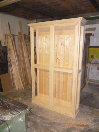 Dřevěná skříň